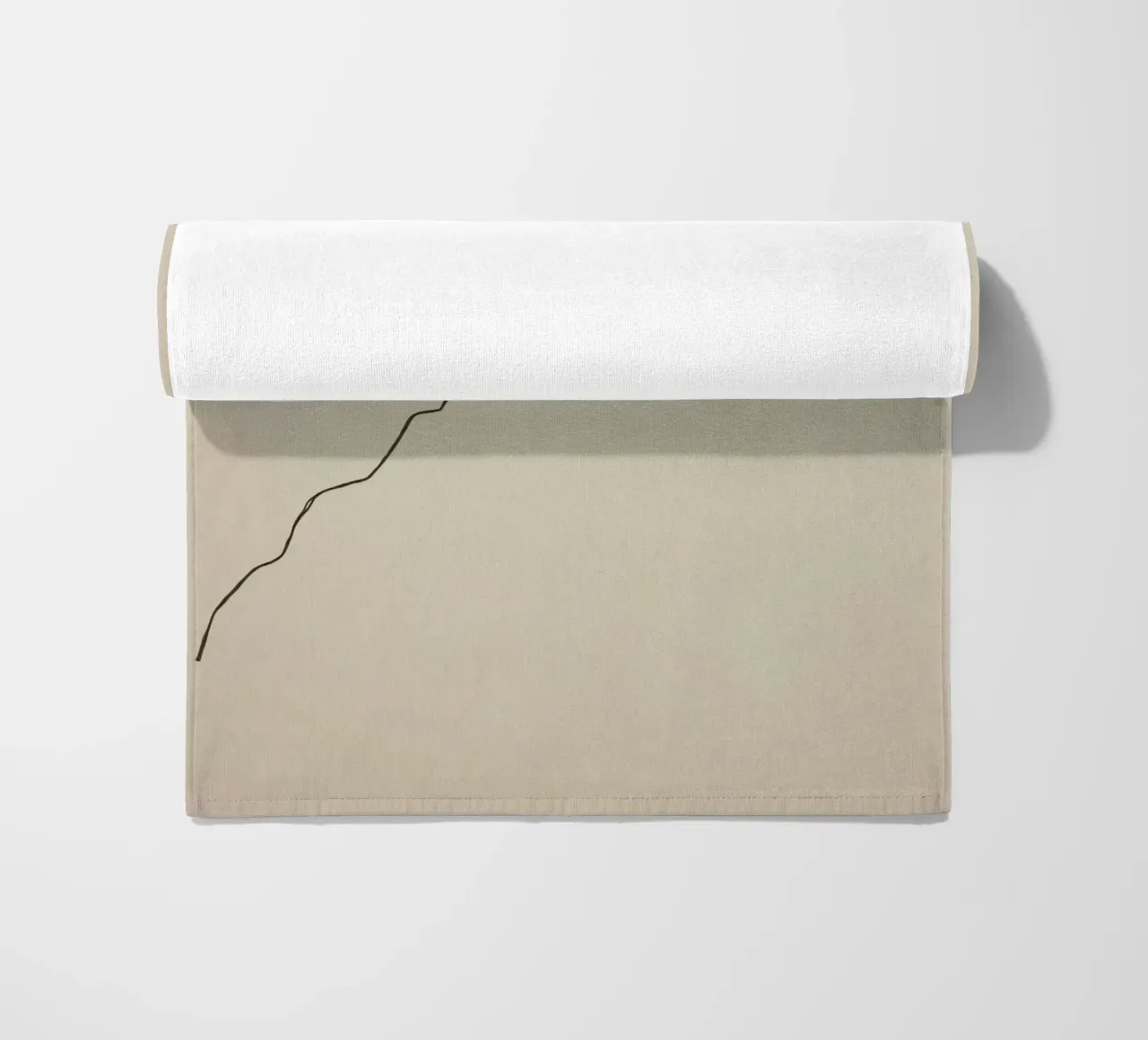 Aquilone che si libra in volo con una coda fluente attaccata, mostrando una gioiosa telo mare da DesignDoodle