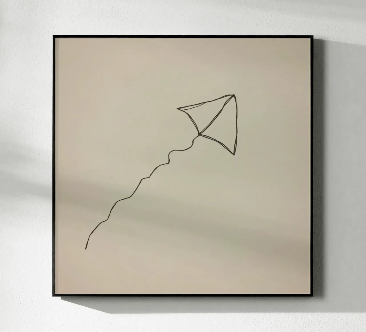 Aquilone che si libra in volo con una coda fluente attaccata, mostrando una gioiosa plexiglass da DesignDoodle