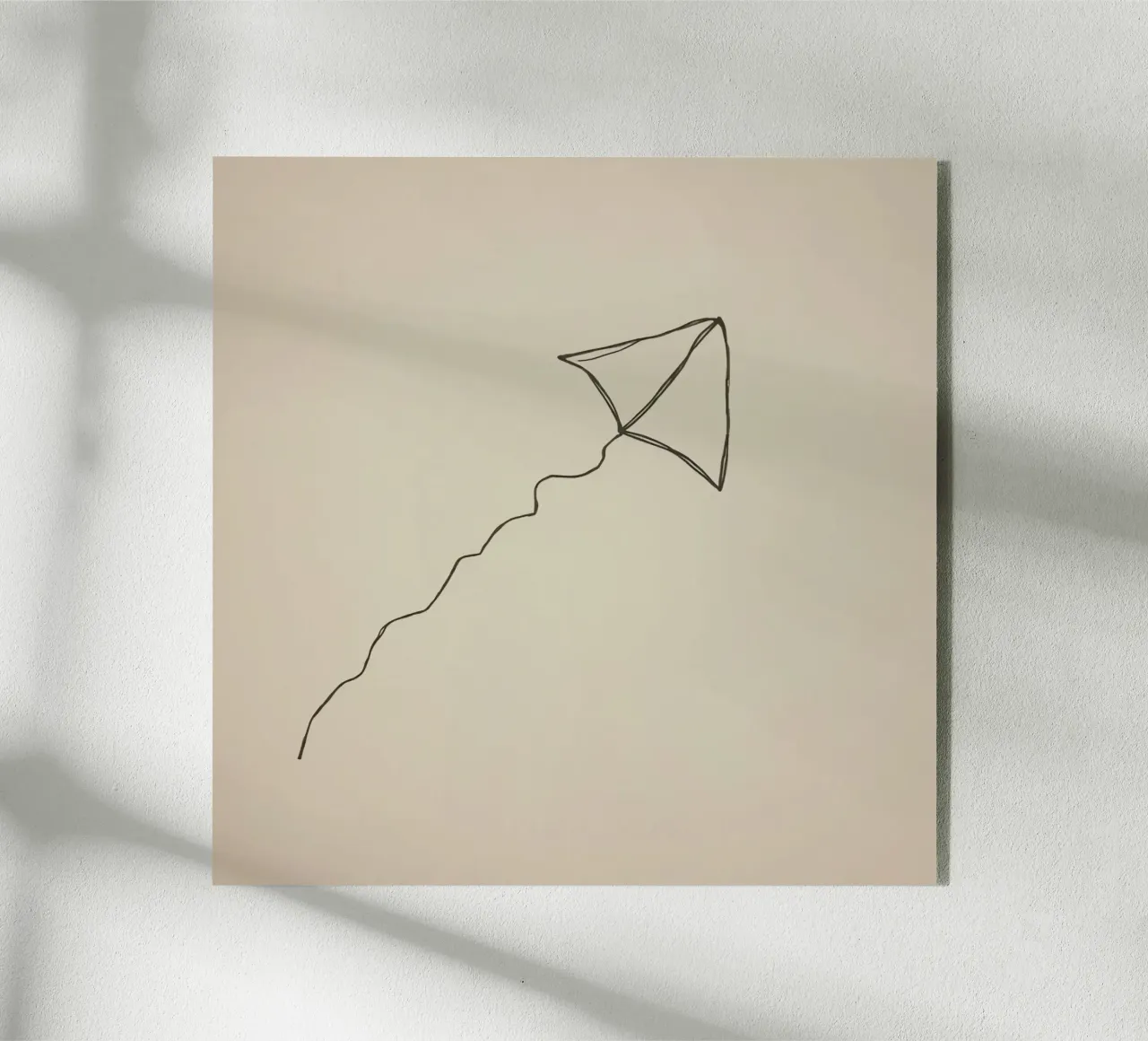 Aquilone che si libra in volo con una coda fluente attaccata, mostrando una gioiosa plexiglass da DesignDoodle