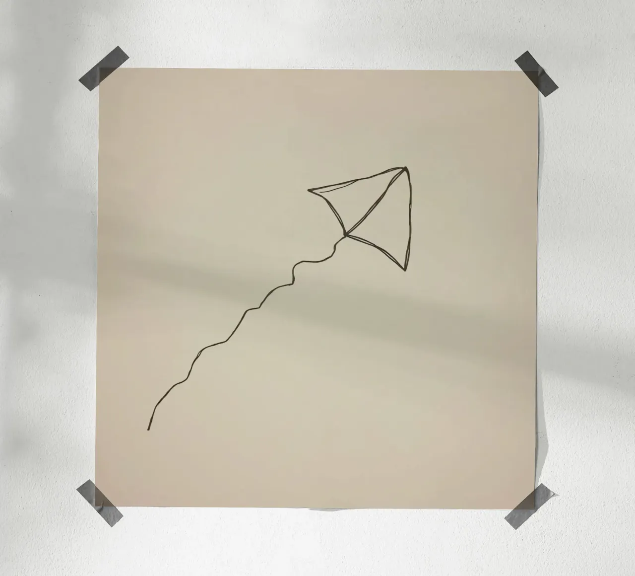 Aquilone che si libra in volo con una coda fluente attaccata, mostrando una gioiosa poster con telaio in legno da DesignDoodle