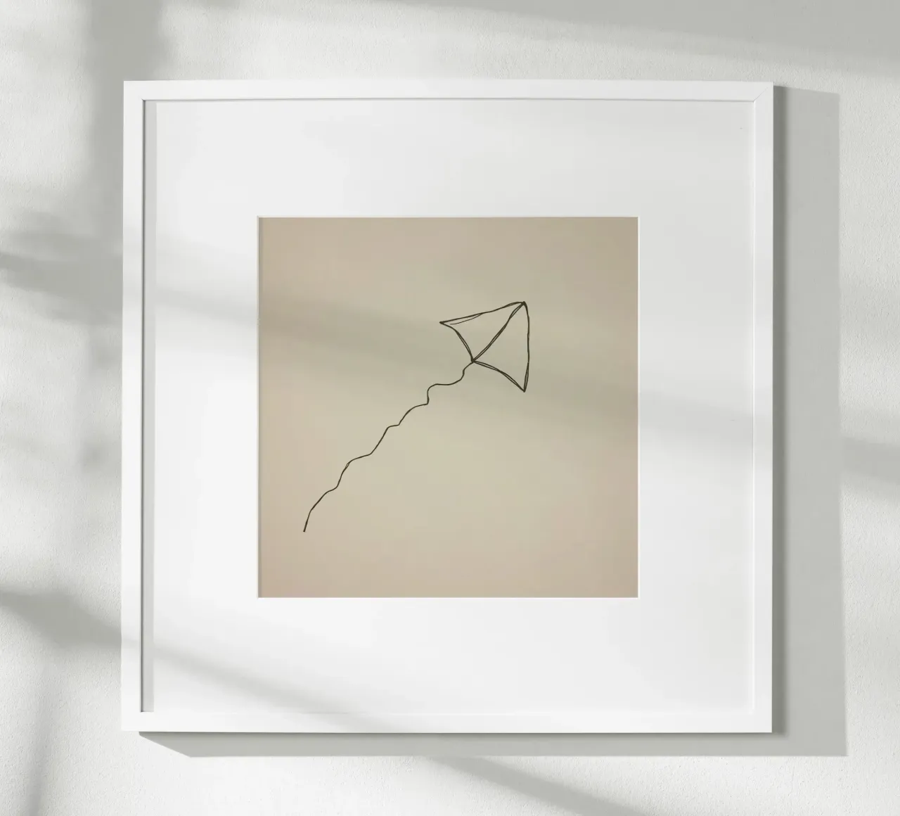 Aquilone che si libra in volo con una coda fluente attaccata, mostrando una gioiosa poster con telaio in legno da DesignDoodle