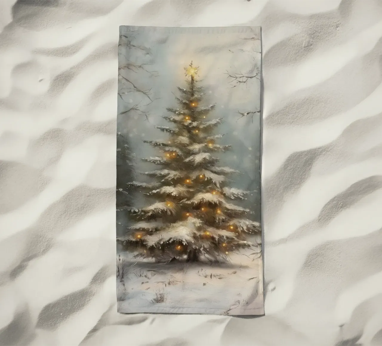 Sapin de Noël enneigé enchanté - Forêt d'hiver lumineuse serviette de plage de ClubArt