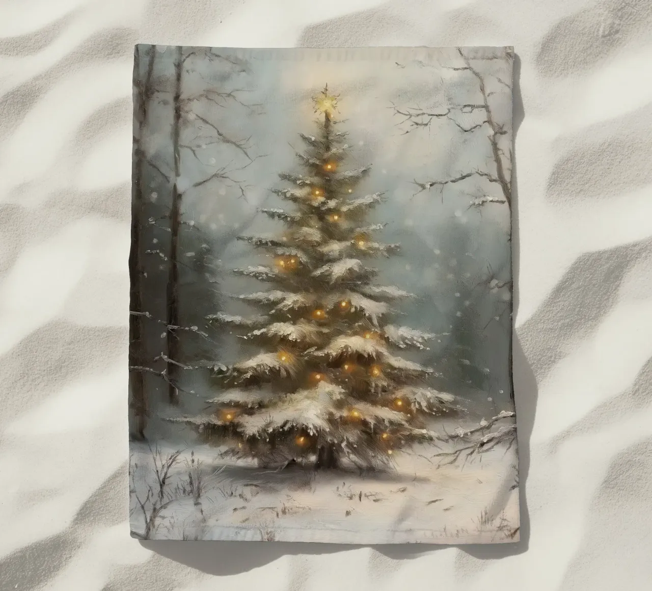 Sapin de Noël enneigé enchanté - Forêt d'hiver lumineuse serviette de plage de ClubArt