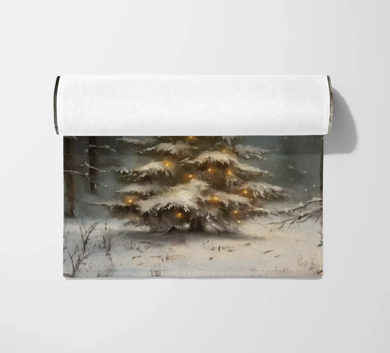 Sapin de Noël enneigé enchanté - Forêt d'hiver lumineuse serviette de plage de ClubArt