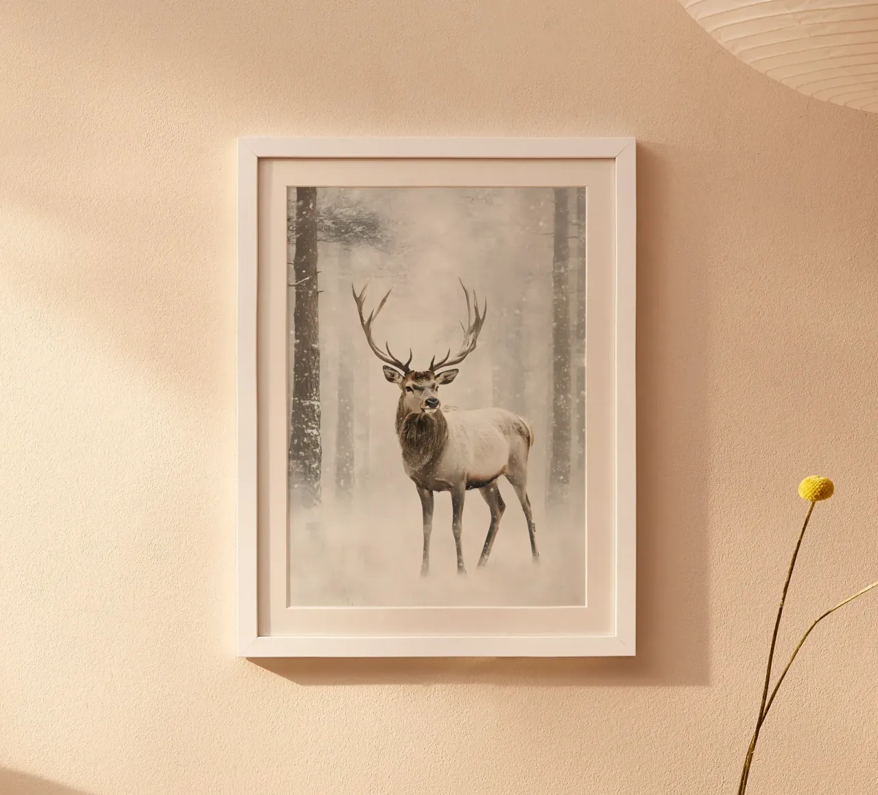 Cerf majestueux dans une chute de neige - Winter Forest Wildlife Art poster de ClubArt