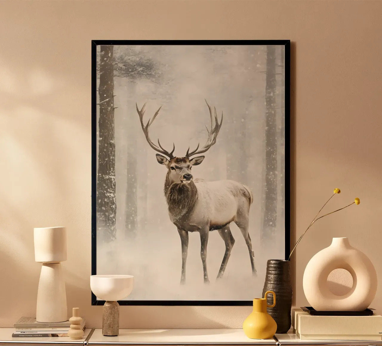 Cerf majestueux dans une chute de neige - Winter Forest Wildlife Art poster de ClubArt