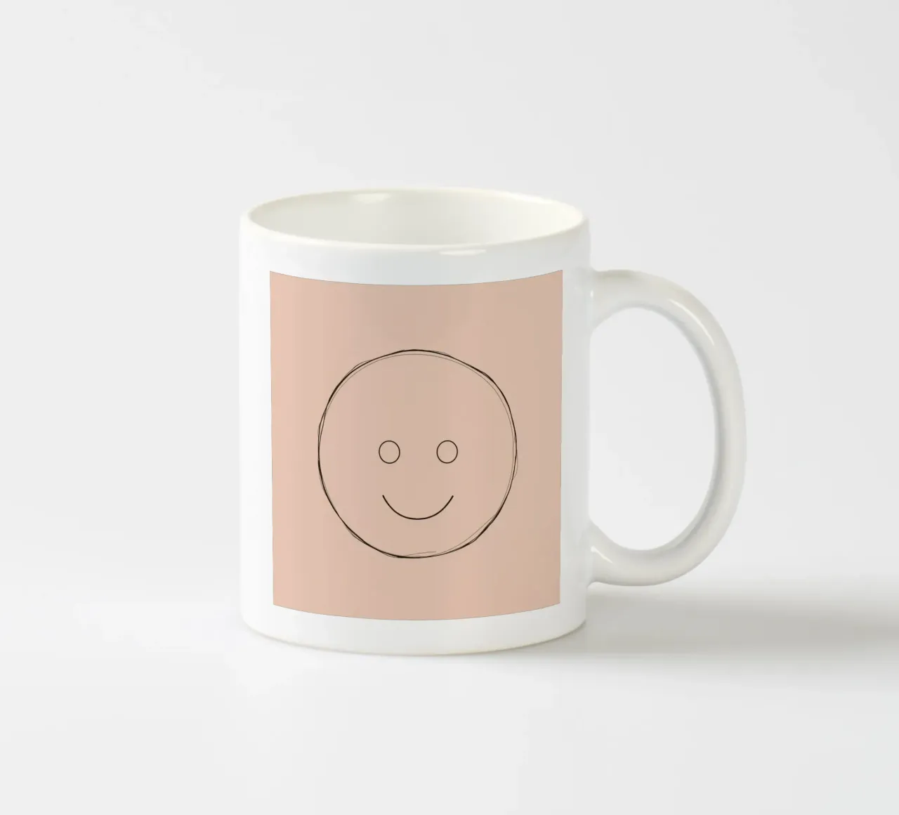 Illustrazione di una semplice faccina sorridente su sfondo color pesca tazza in ceramica da DesignDoodle