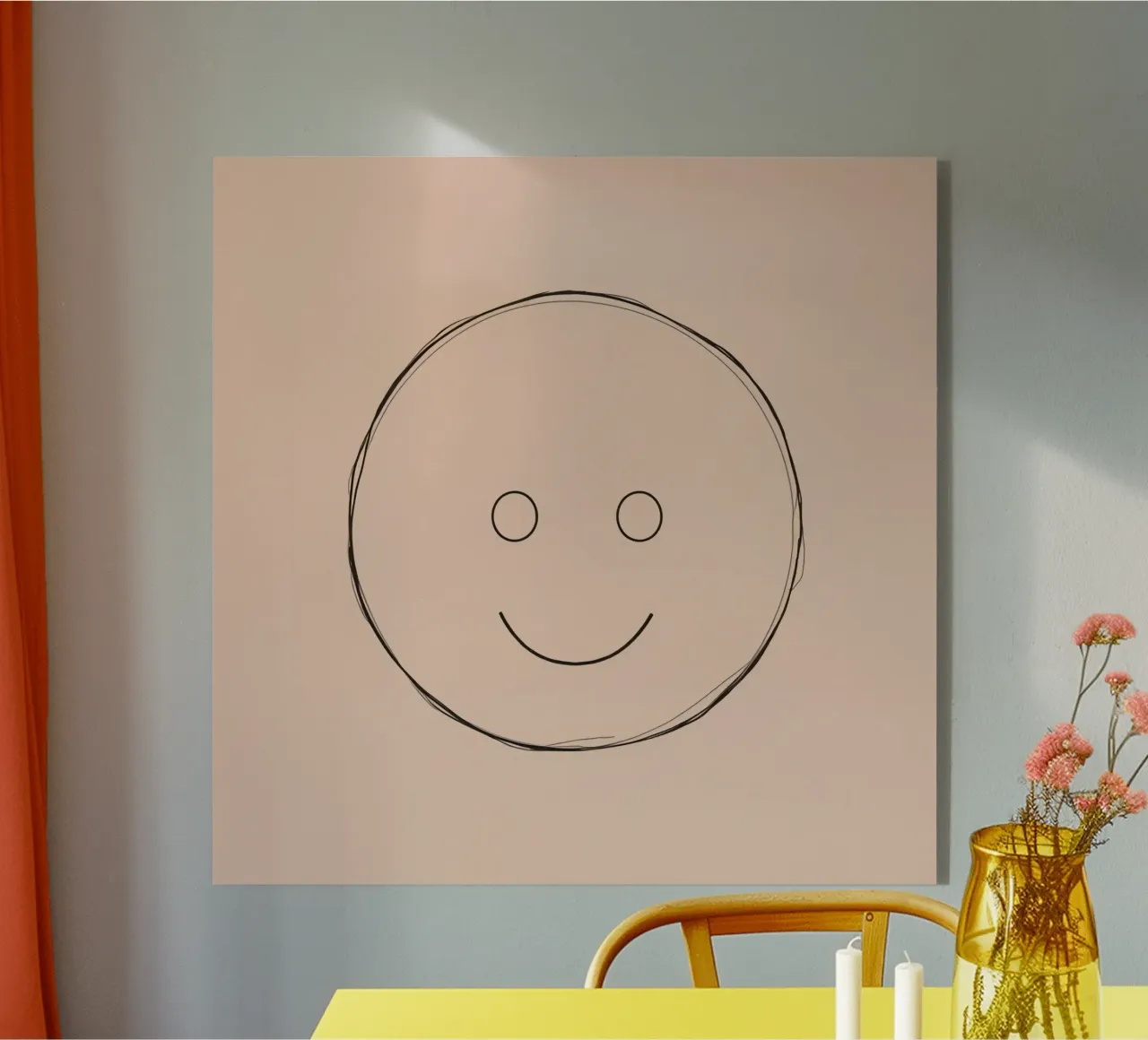 Illustrazione di una semplice faccina sorridente su sfondo color pesca plexiglass da DesignDoodle