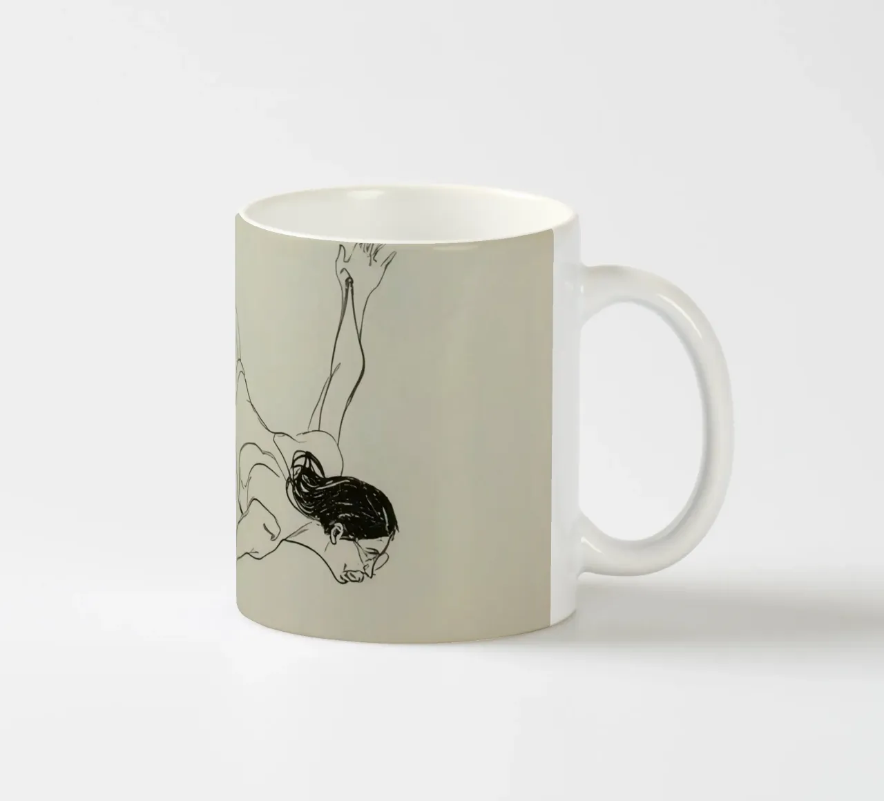Subacqueo che esegue un'aggraziata discesa subacquea in un ambiente tranquillo tazza in ceramica da DesignDoodle