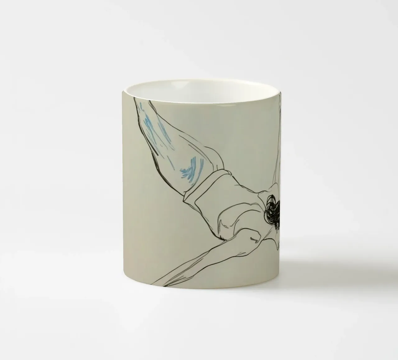 Subacqueo che esegue un'aggraziata discesa subacquea in un ambiente tranquillo tazza in ceramica da DesignDoodle
