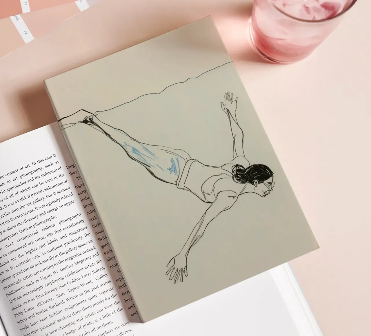 Subacqueo che esegue un'aggraziata discesa subacquea in un ambiente tranquillo diario da DesignDoodle