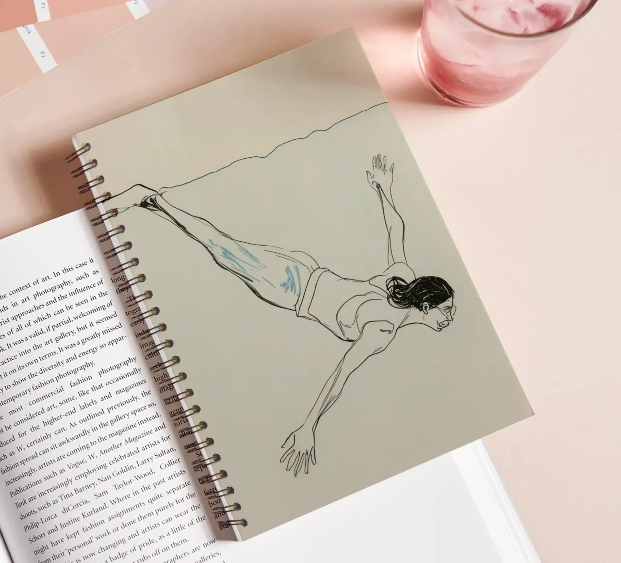 Subacqueo che esegue un'aggraziata discesa subacquea in un ambiente tranquillo diario ad anelli da DesignDoodle