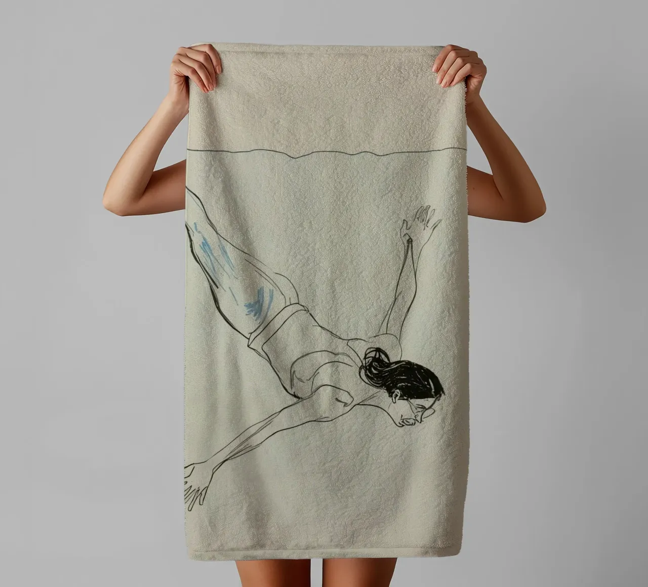 Subacqueo che esegue un'aggraziata discesa subacquea in un ambiente tranquillo asciugamano da bagno da DesignDoodle