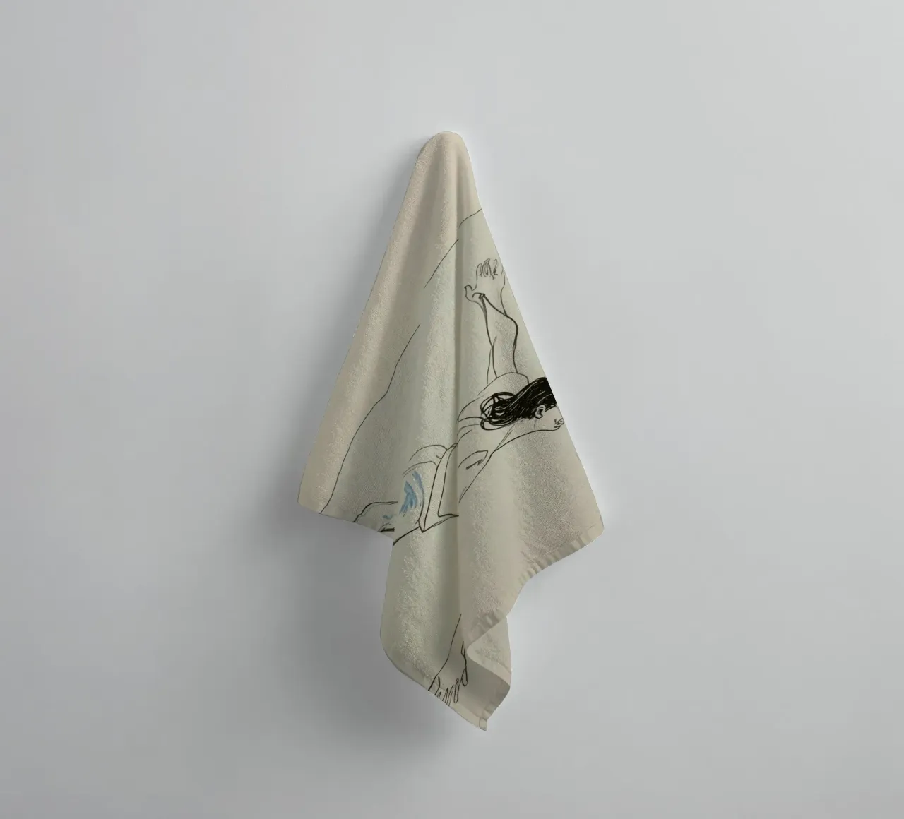 Subacqueo che esegue un'aggraziata discesa subacquea in un ambiente tranquillo asciugamano da bagno da DesignDoodle