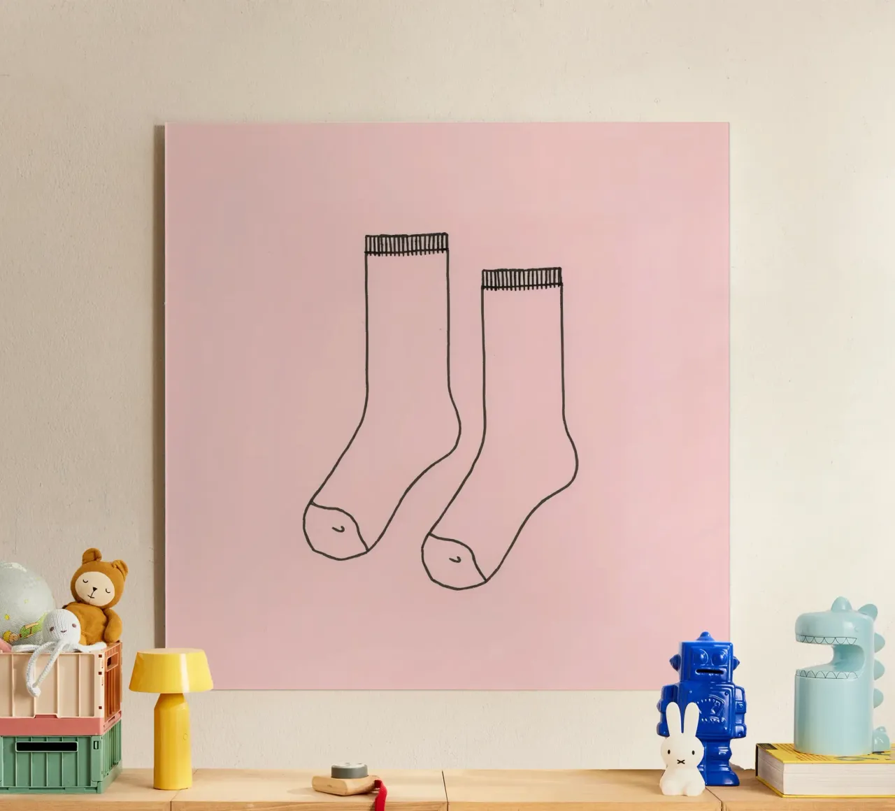 Semplice disegno di un paio di calzini con sfondo rosa plexiglass da DesignDoodle
