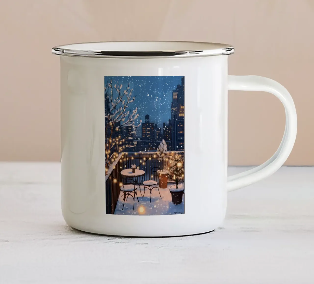 Accogliente balcone invernale - Luci sul tetto della città innevata tazza in smalto da ClubArt