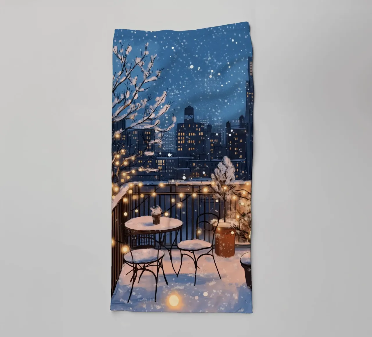 Accogliente balcone invernale - Luci sul tetto della città innevata asciugamano da bagno da ClubArt
