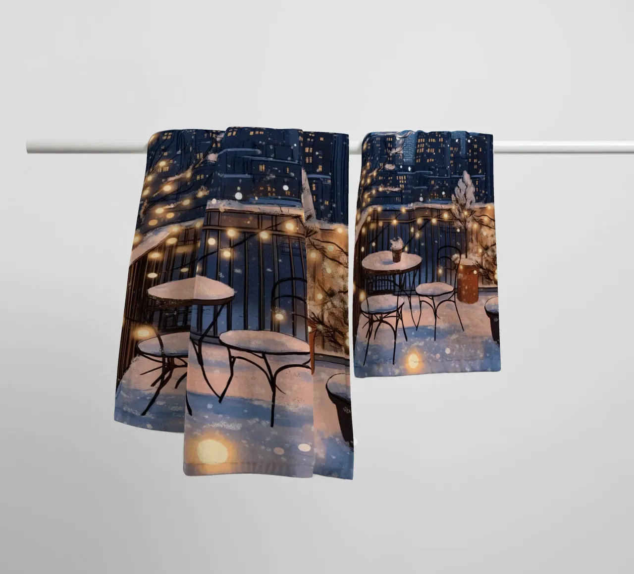 Accogliente balcone invernale - Luci sul tetto della città innevata asciugamano da bagno da ClubArt