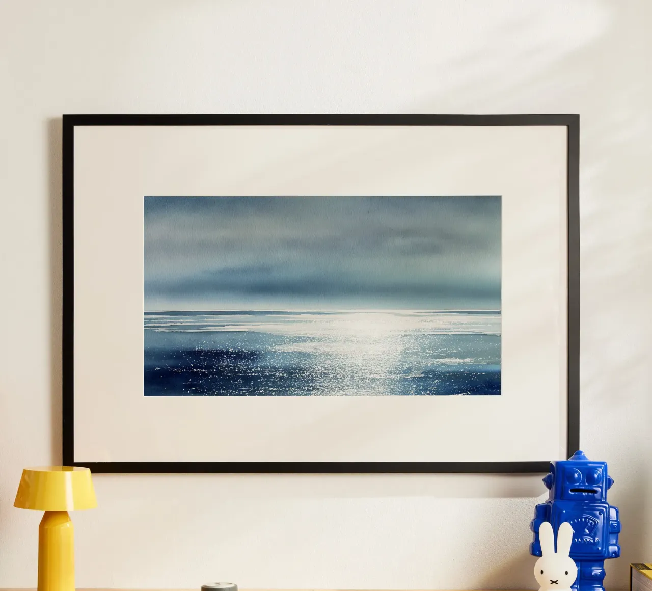 Le silence qui suit la lumière poster avec cadre en bois de Matthias Keller Studio