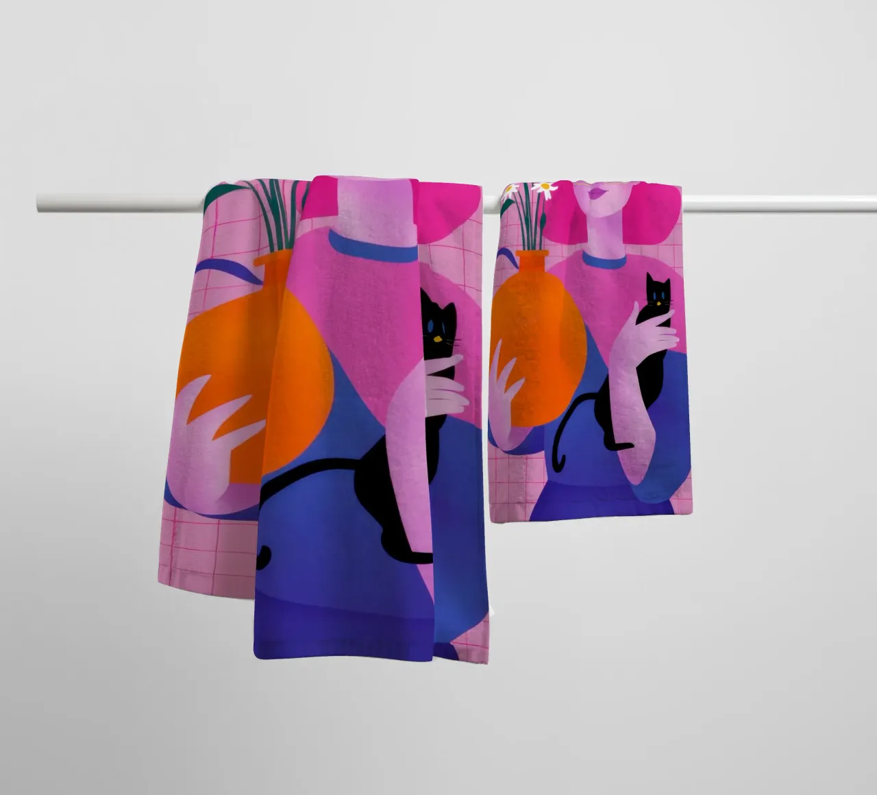 Gatto nero dal pelo rosa asciugamano da bagno da Sentinel Glow