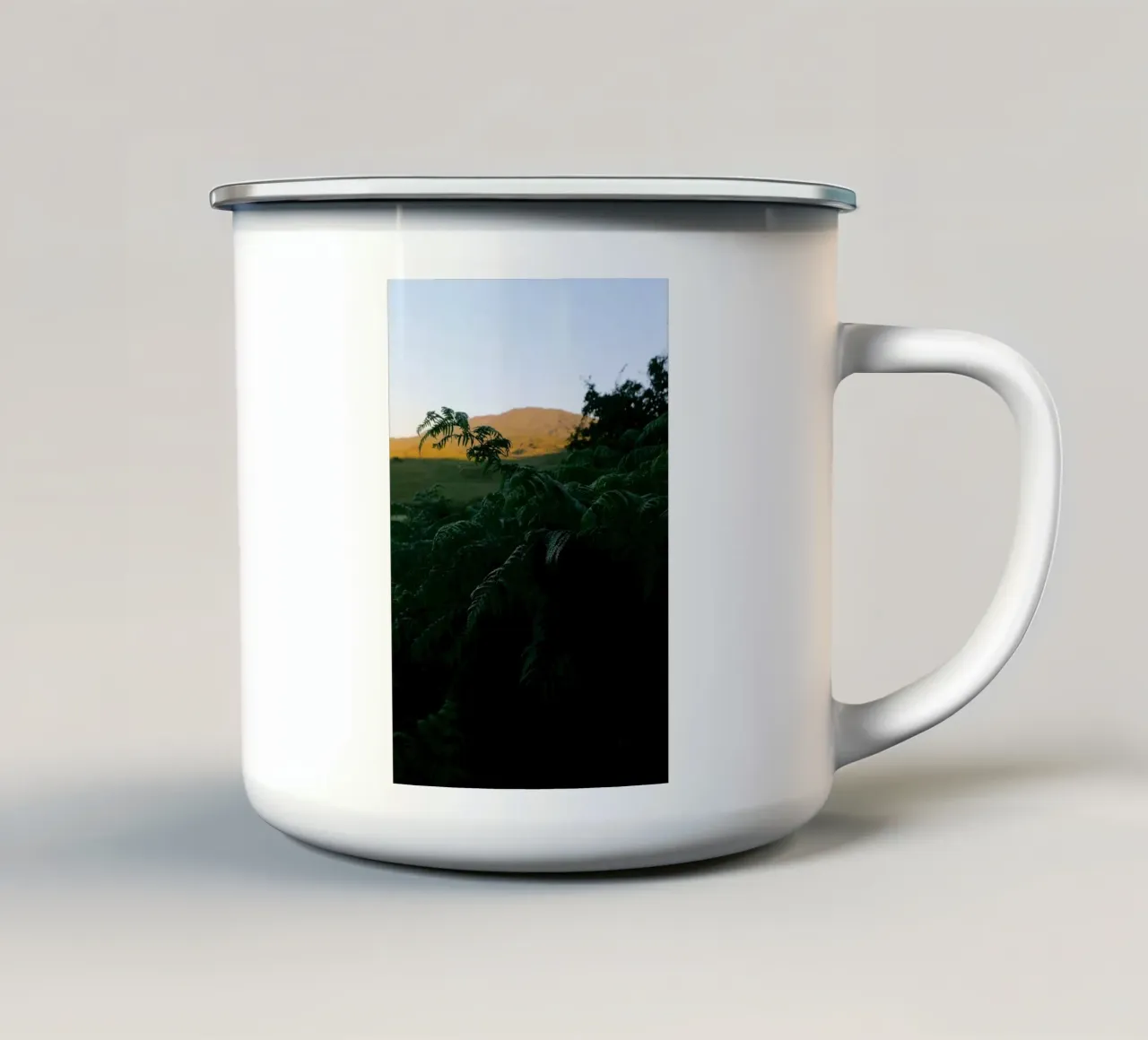 Morgensonne über dem Farn tazza in smalto da The Wild Creative Studio