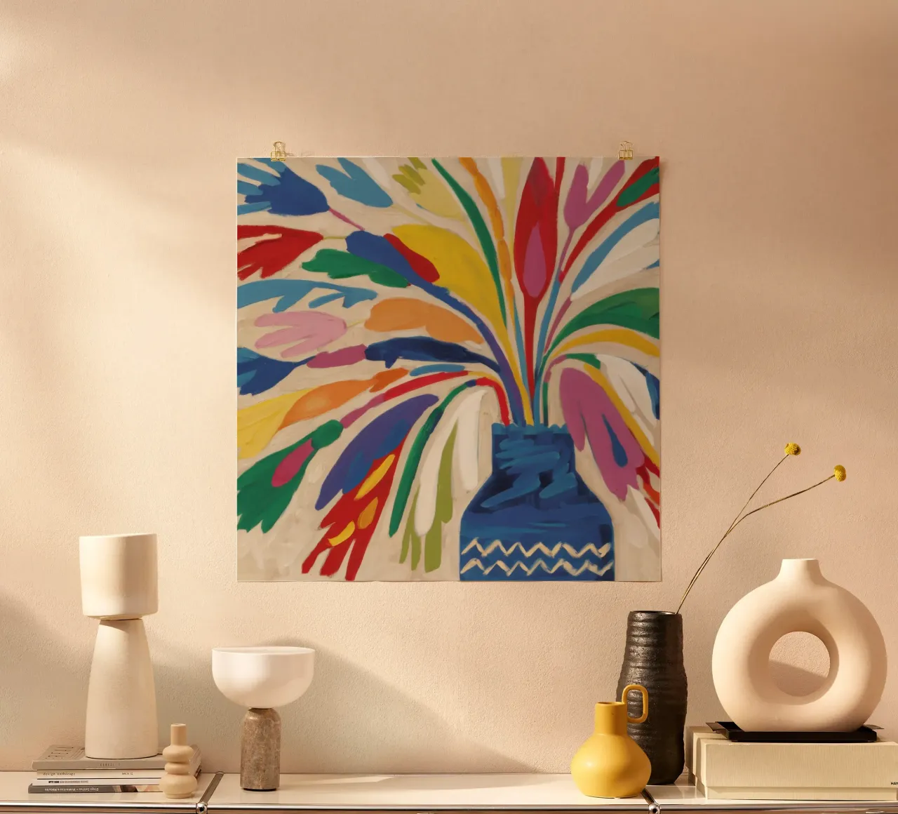 Esplosione gestuale di fiori poster con telaio in alluminio da Arcane Lines