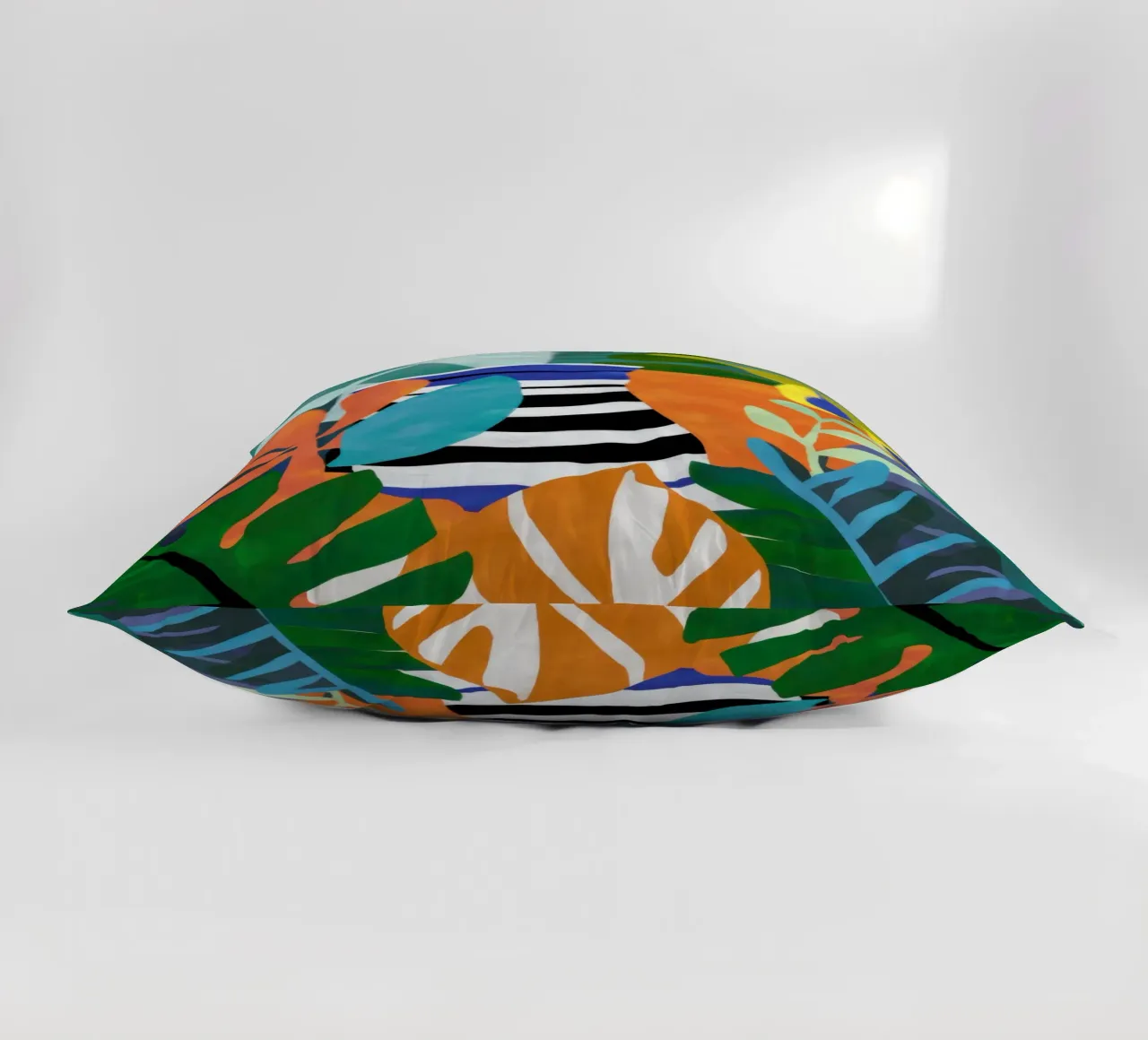 Uccello a righe nautiche cuscino da Arcane Lines