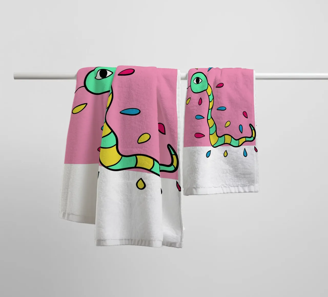 Snake and pink asciugamano da bagno da BAINAI