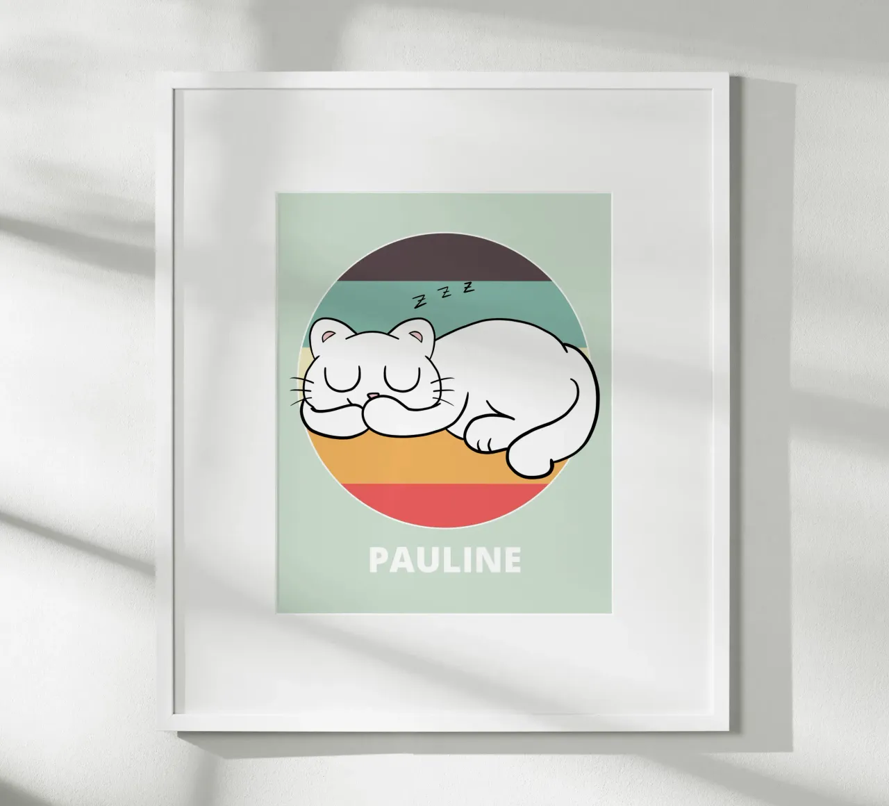 Schlafende Katze mit Wunschname poster con telaio in plastica da BAINAI KIDS