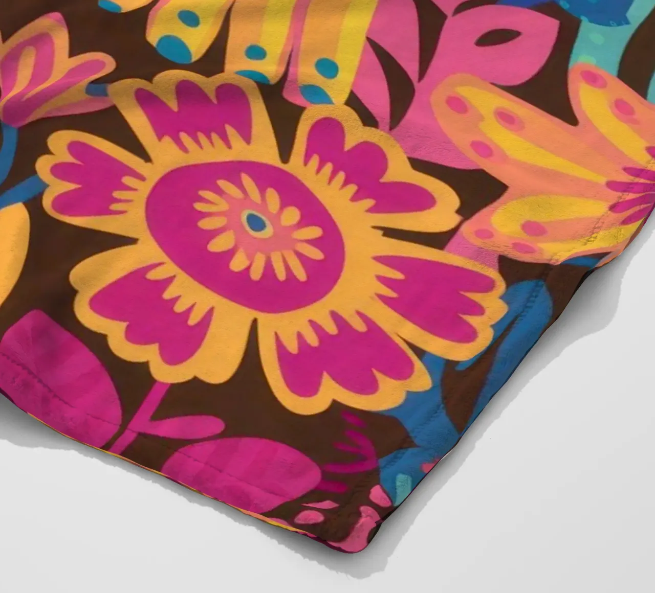 Tappeto Maximalist Bloom coperta in pile da Arcane Lines