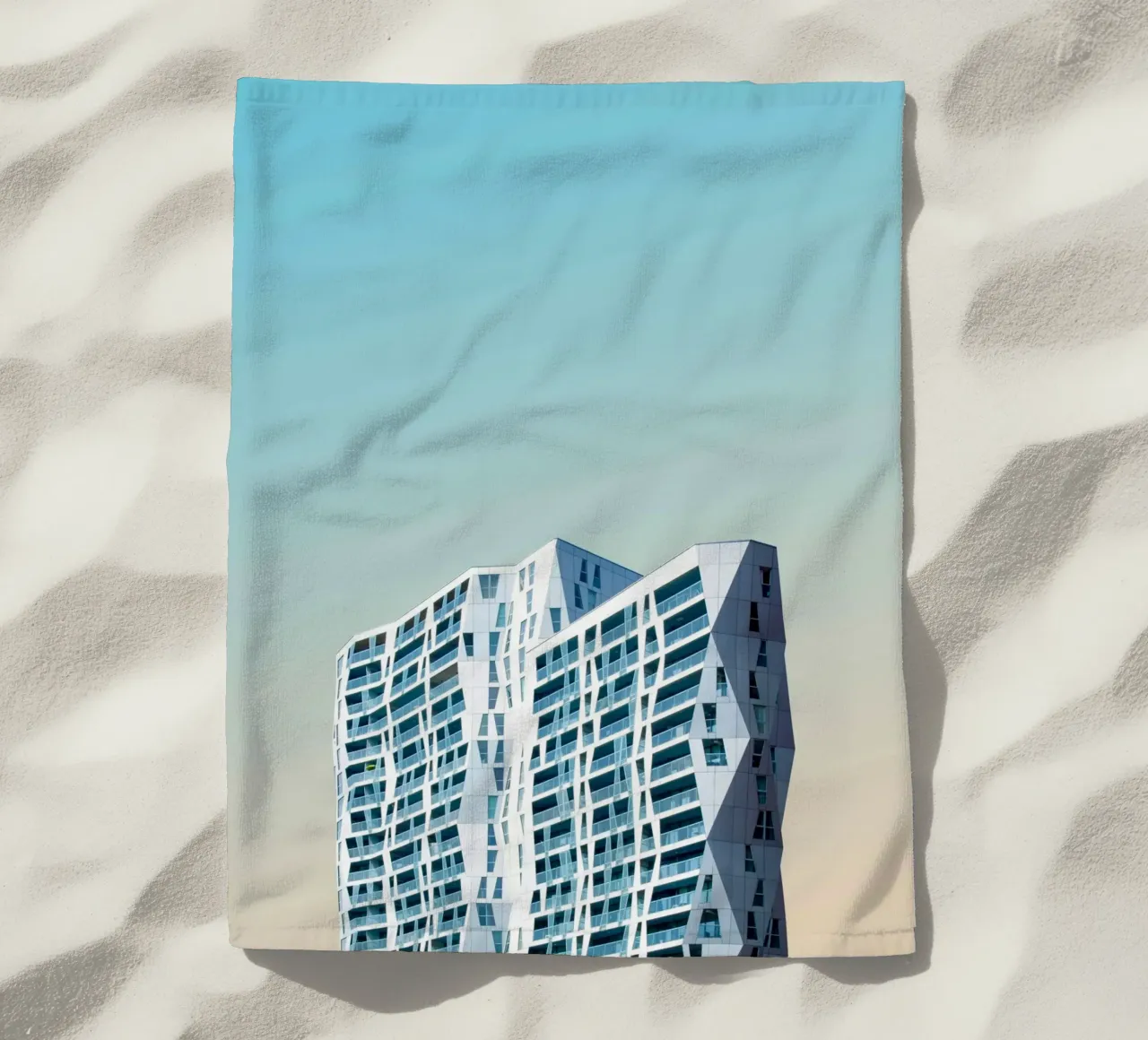 edificio geometrico di grande altezza telo mare da pastel color shape