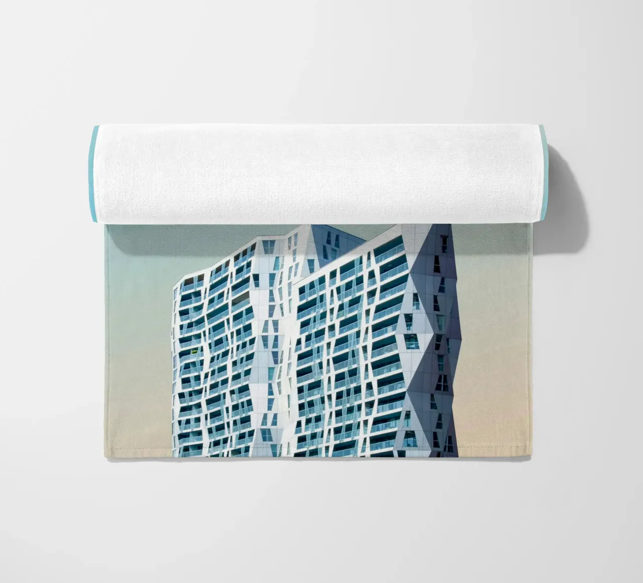 edificio geometrico di grande altezza telo mare da pastel color shape