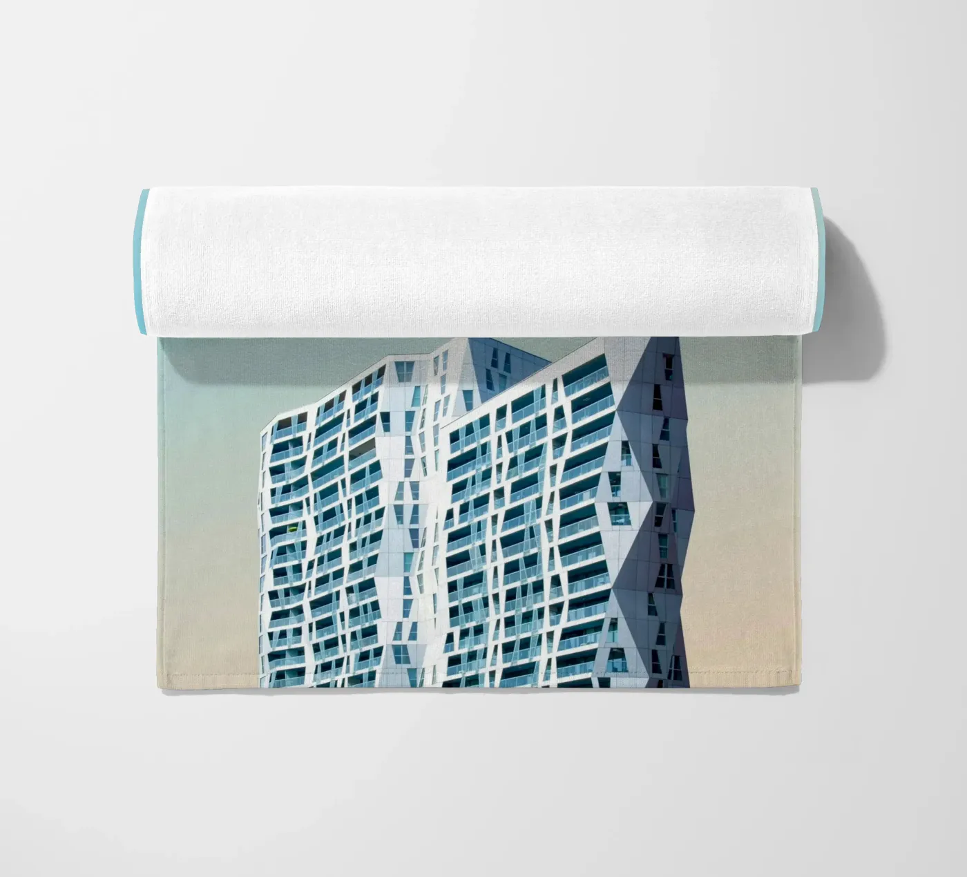 edificio geometrico di grande altezza telo mare da pastel color shape