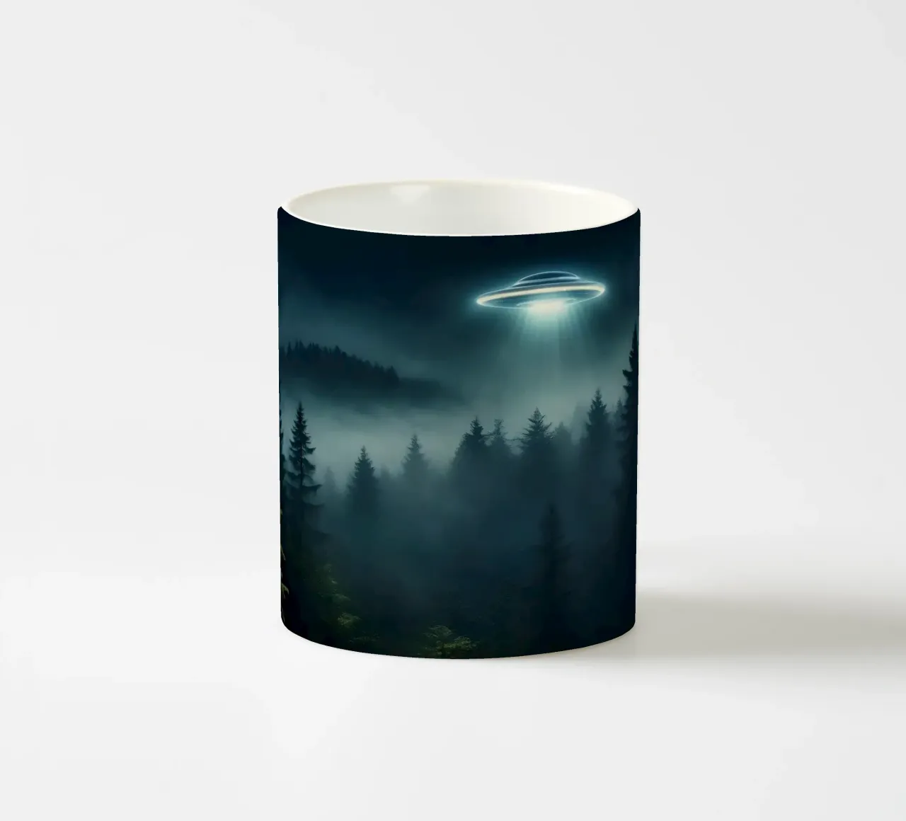 UFO in volo su una foresta tazza in ceramica da Magic Screen