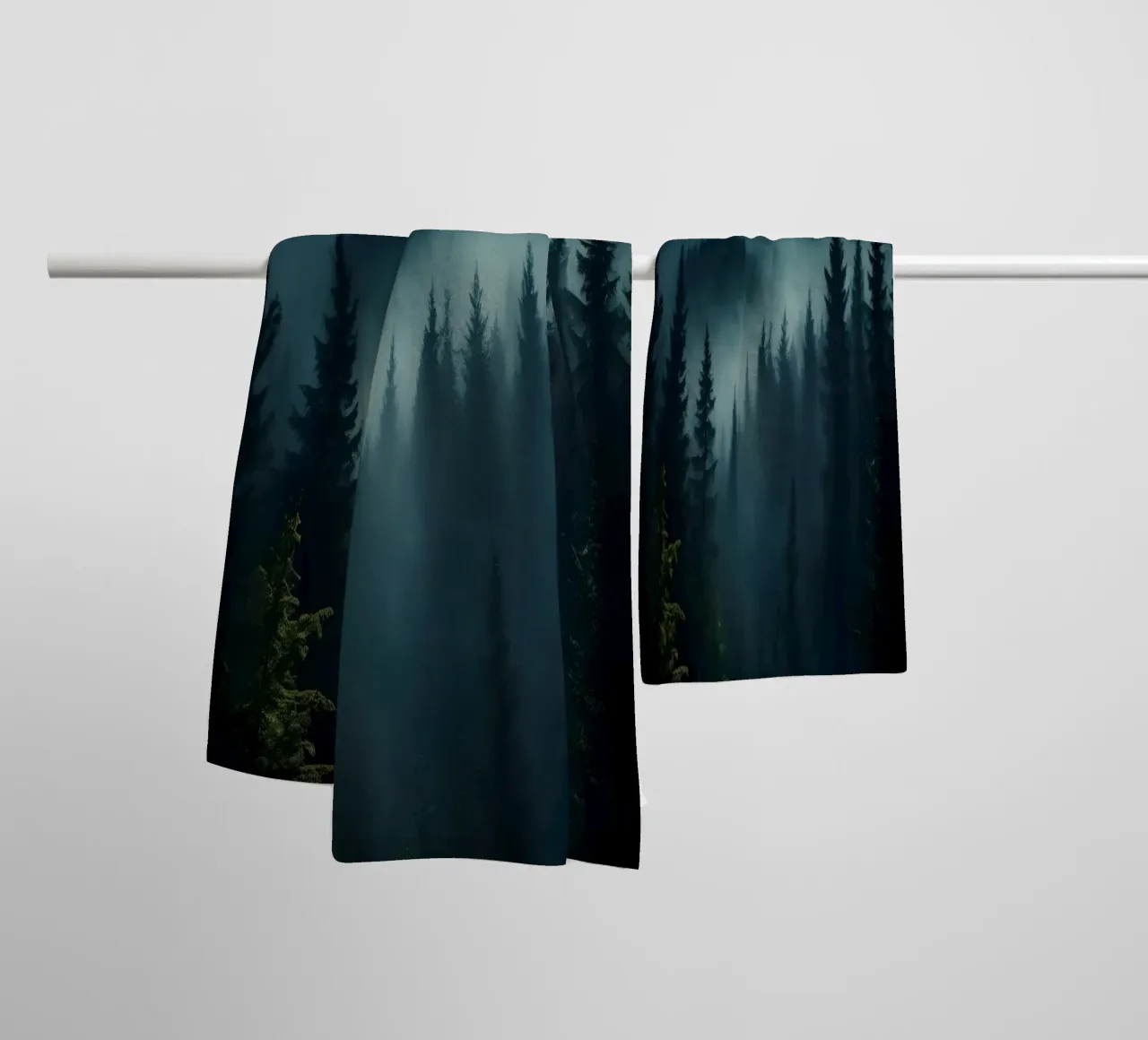 UFO in volo su una foresta asciugamano da bagno da Magic Screen