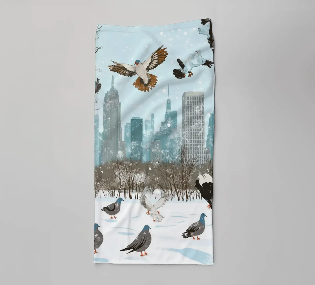 Nutrire i piccioni in inverno - Scena di uccelli nel parco di New York innevato asciugamano da bagno da ClubArt