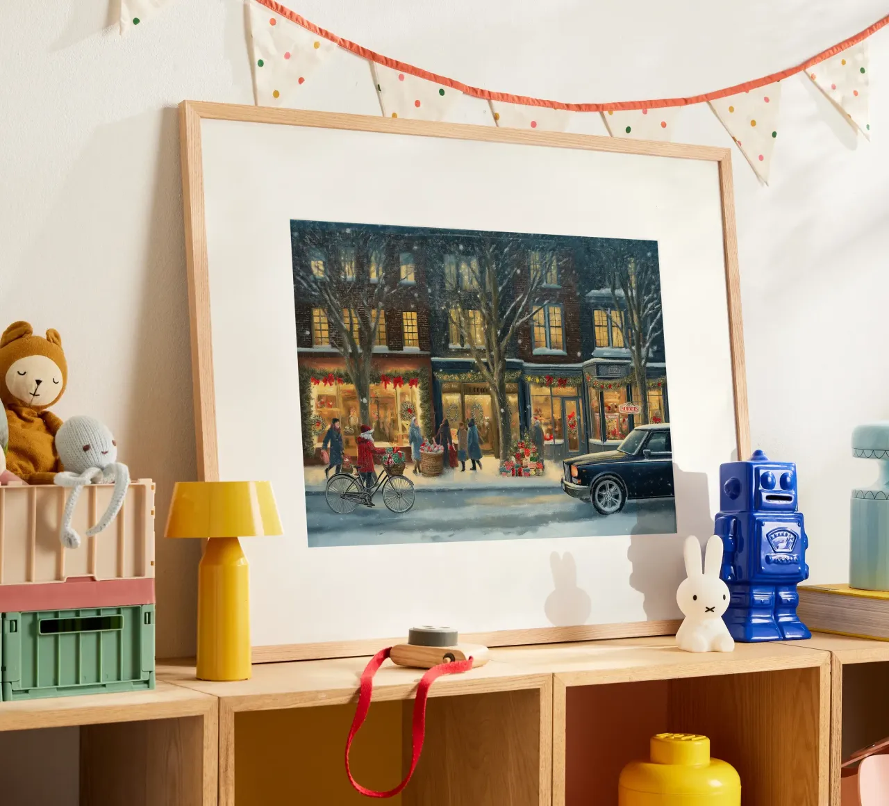 Accogliente via dello shopping natalizio - Arte della vigilia innevata poster con telaio in legno da ClubArt