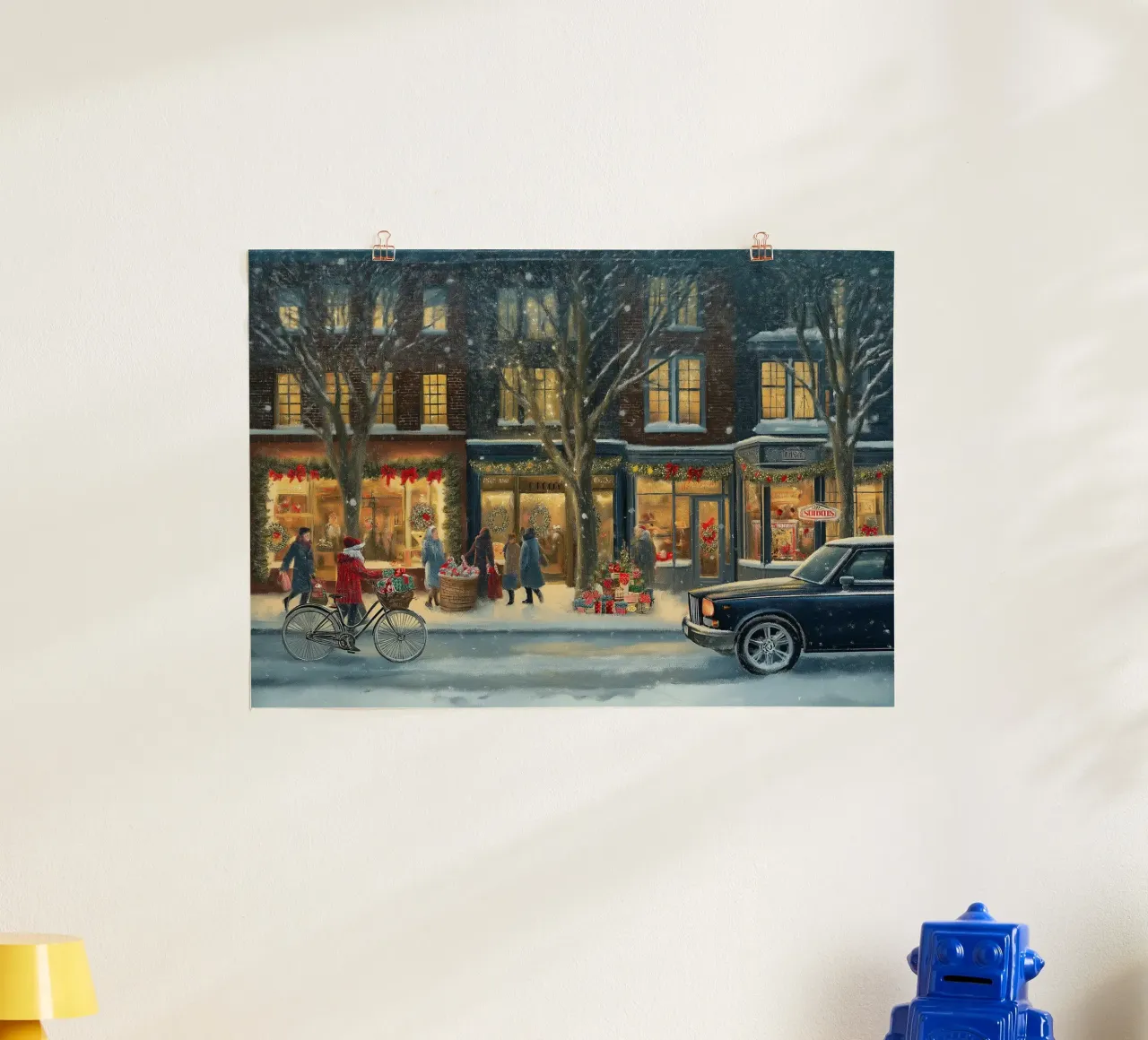 Accogliente via dello shopping natalizio - Arte della vigilia innevata poster con telaio in legno da ClubArt