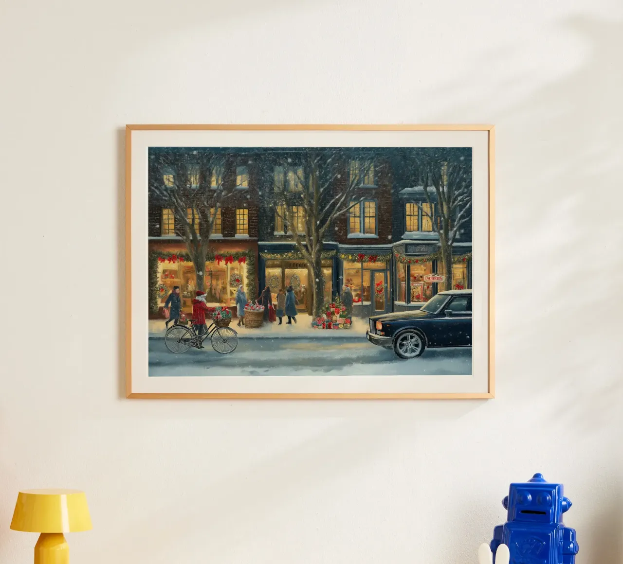 Accogliente via dello shopping natalizio - Arte della vigilia innevata poster con telaio in legno da ClubArt