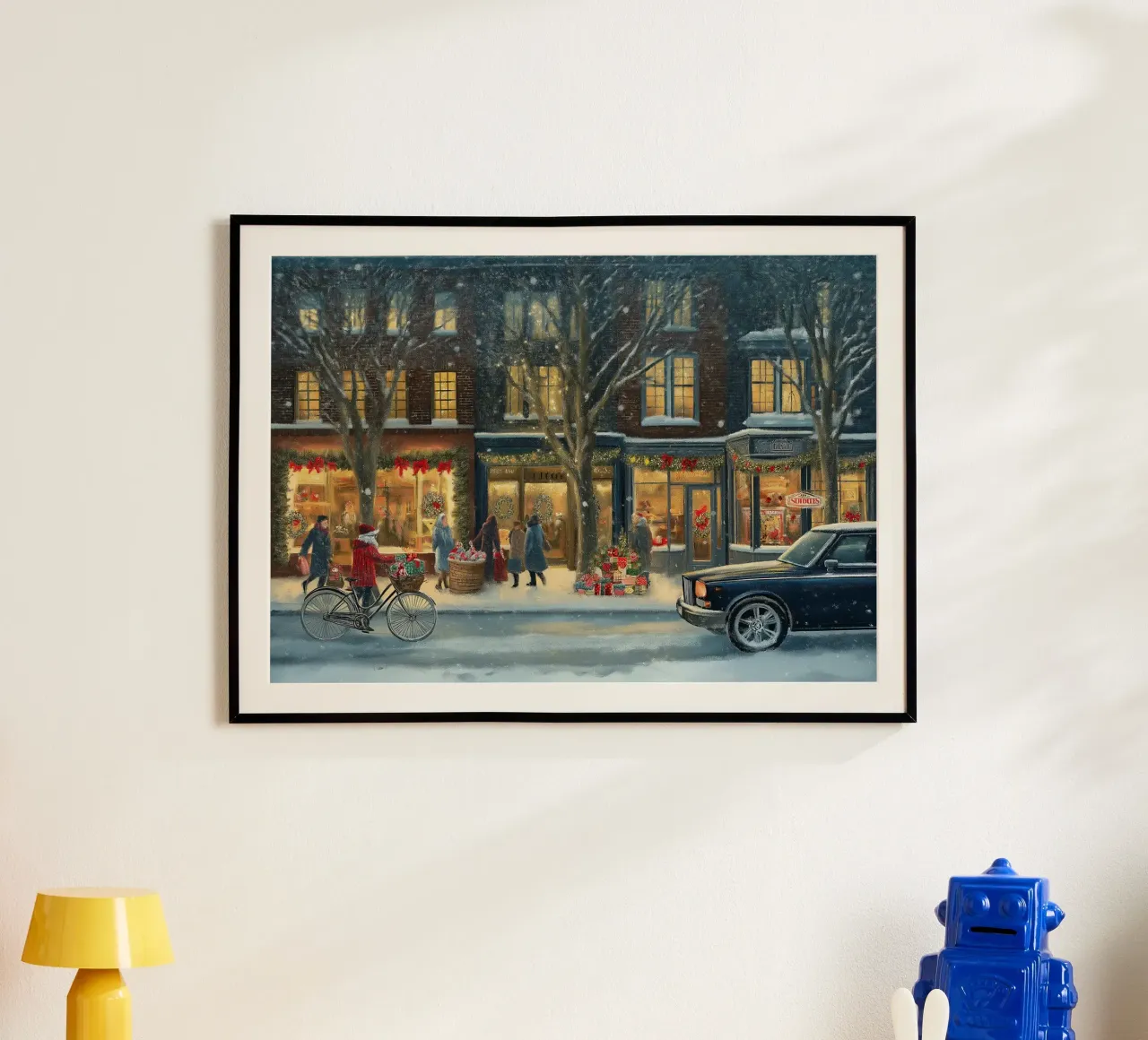 Accogliente via dello shopping natalizio - Arte della vigilia innevata poster con telaio in legno da ClubArt