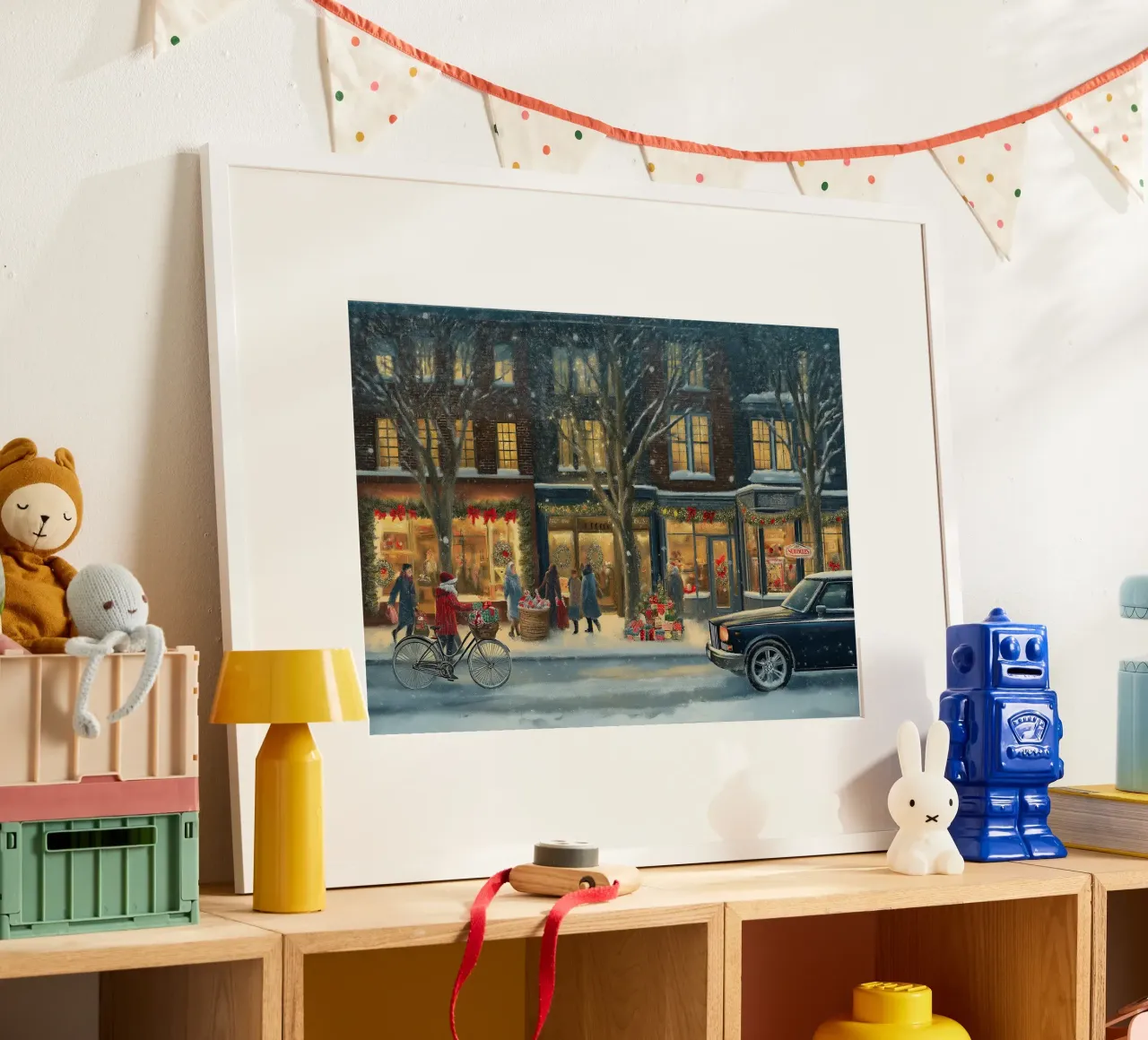 Accogliente via dello shopping natalizio - Arte della vigilia innevata poster con telaio in legno da ClubArt