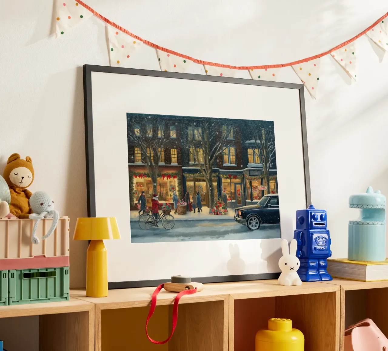 Accogliente via dello shopping natalizio - Arte della vigilia innevata poster con telaio in legno da ClubArt