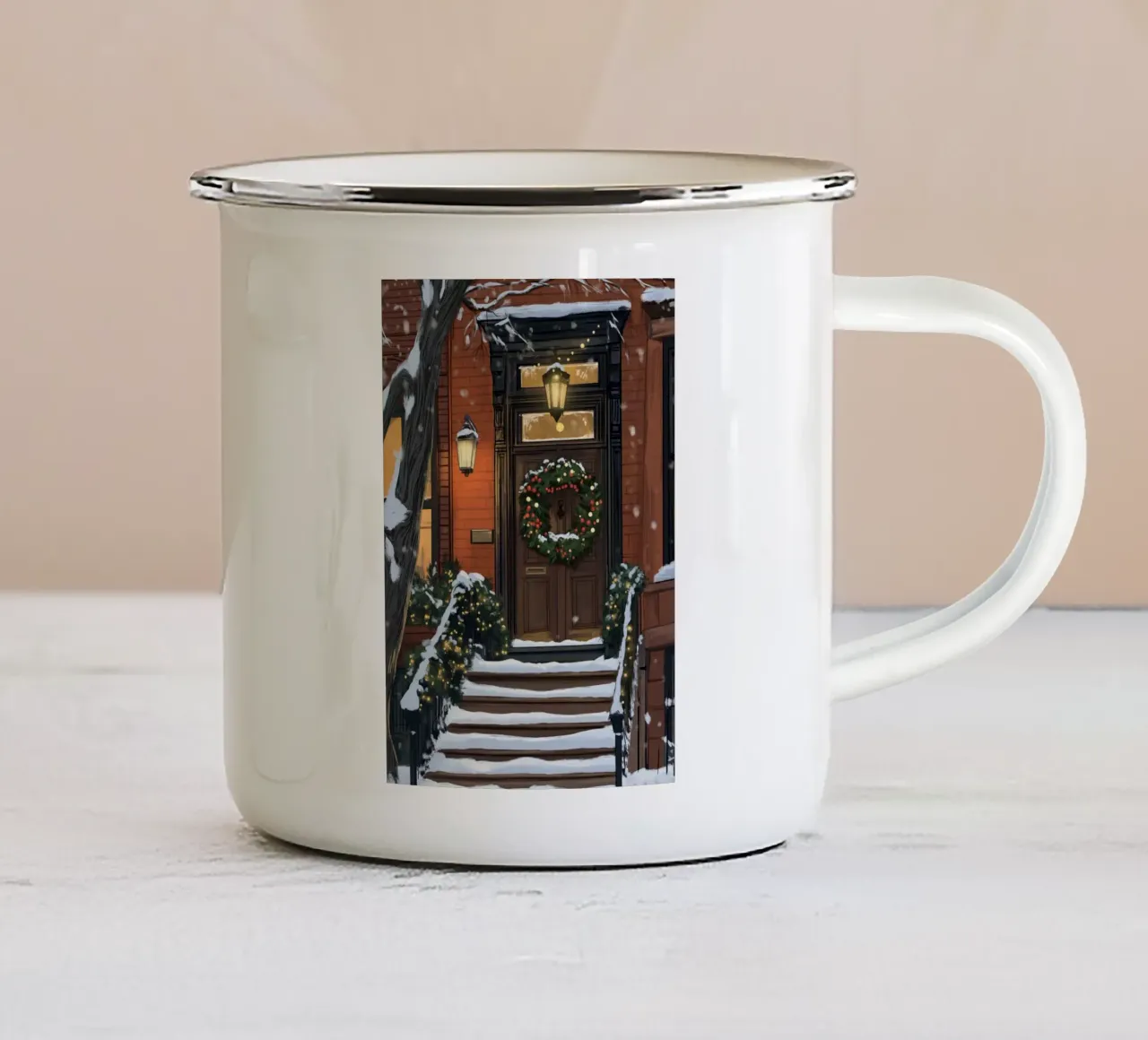 Accogliente ingresso in Brownstone - Decorazioni natalizie per porte innevate tazza in smalto da ClubArt