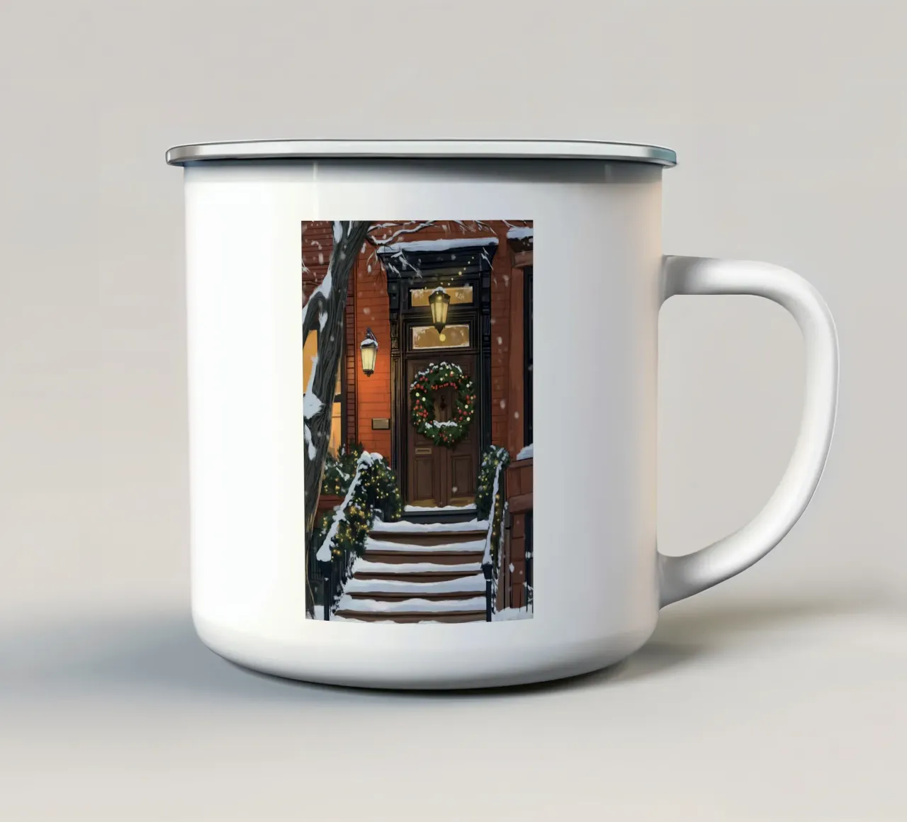 Accogliente ingresso in Brownstone - Decorazioni natalizie per porte innevate tazza in smalto da ClubArt
