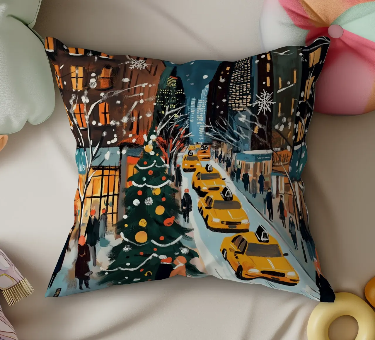 NYC, strada di Natale innevata - Scena di vacanza con taxi giallo cuscino da ClubArt
