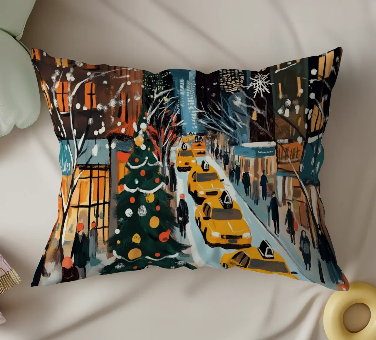 NYC, strada di Natale innevata - Scena di vacanza con taxi giallo cuscino da ClubArt
