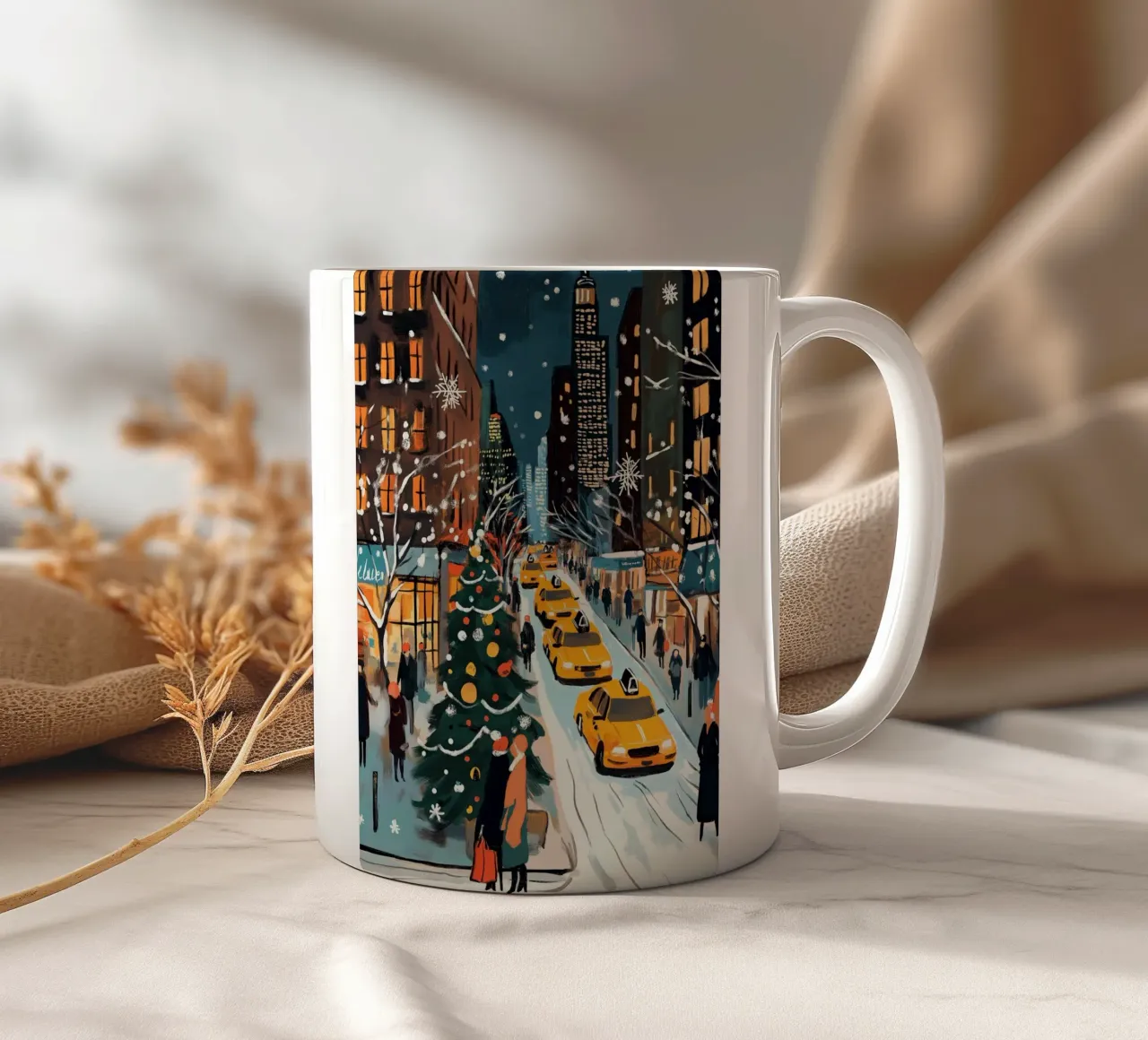 NYC, strada di Natale innevata - Scena di vacanza con taxi giallo tazza in ceramica da ClubArt