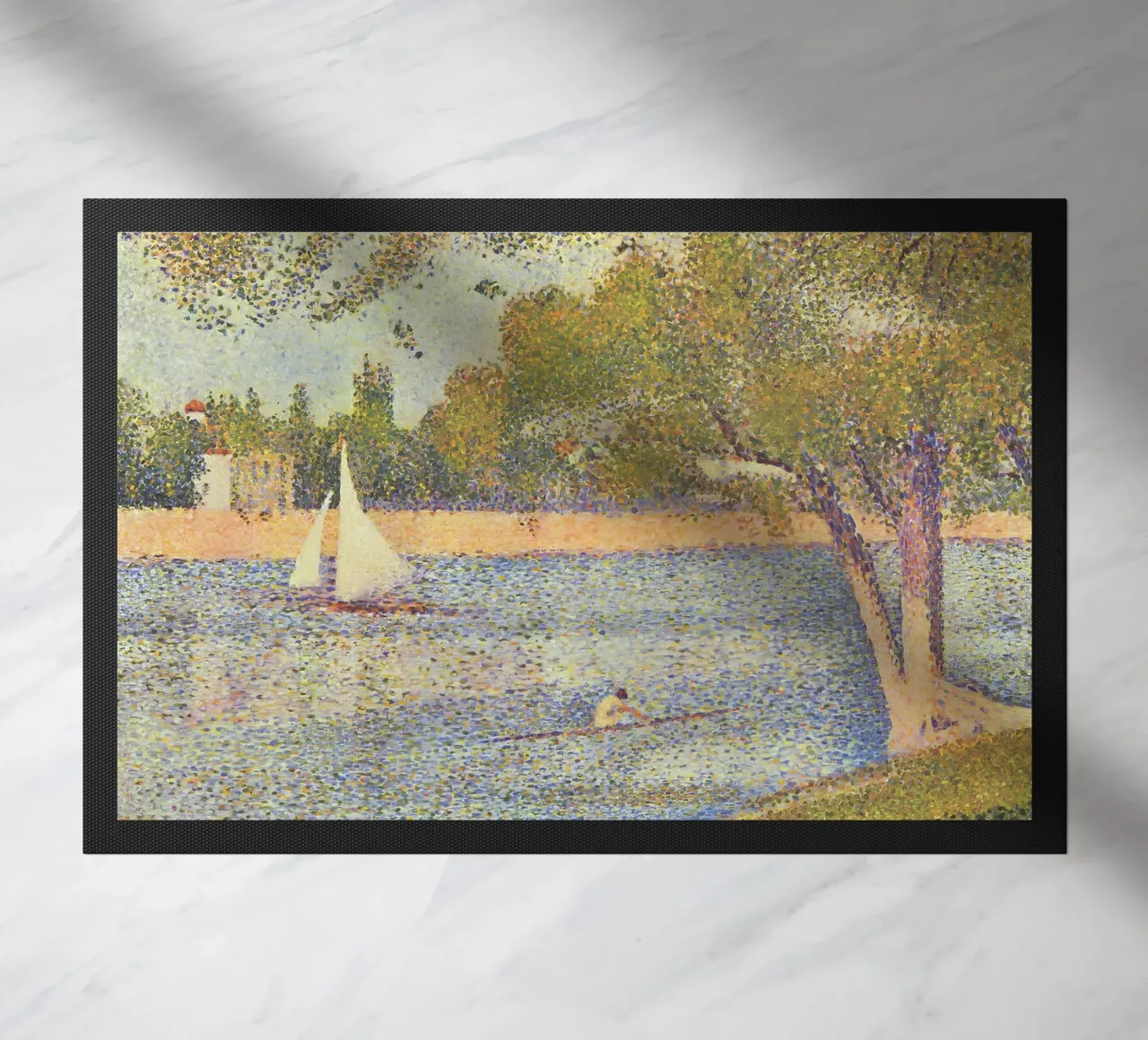 Seurats Segelboot & Skiff - Pointillistische Flussszene Fußmatte von NorwesClub