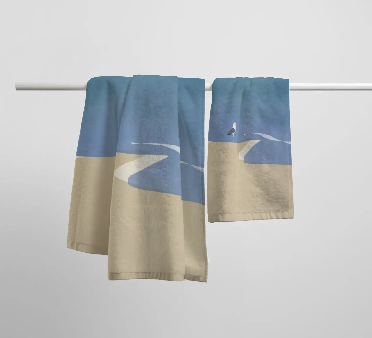 Eenzaamheid van zeemeeuwen badhanddoek van Little Dean