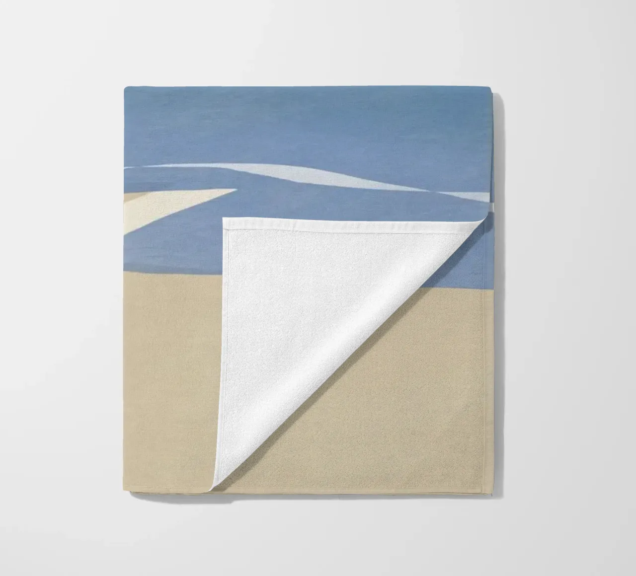 Eenzaamheid van zeemeeuwen strandhanddoek van Little Dean